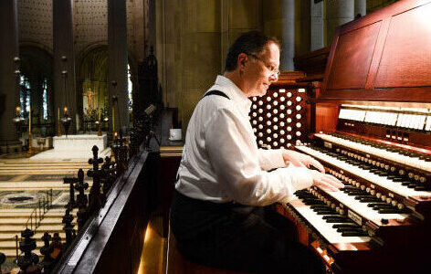 Kent-Tritle-at-the-Cathedral-of-St.-John-the-Divine-organ,-photo-by-Joshua-South-DSC_9672small